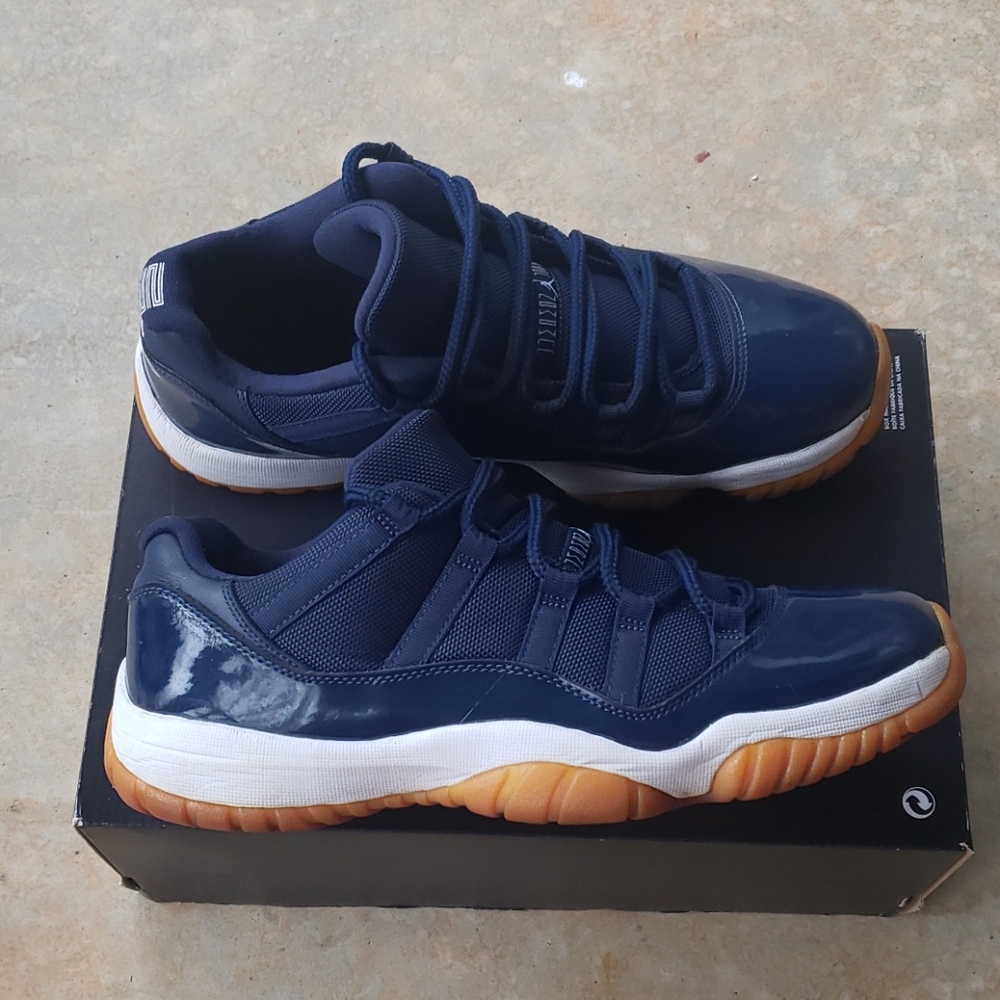 Jordan 11 low navy gum